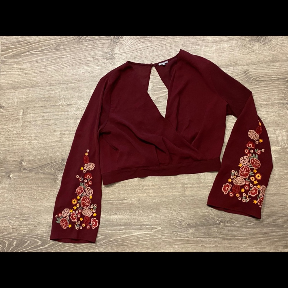 Long sleeve crop with open back.